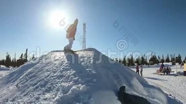 快乐美丽的年轻女孩滑雪板在滑雪板上做一个把戏。 在雪地里蹦蹦跳跳